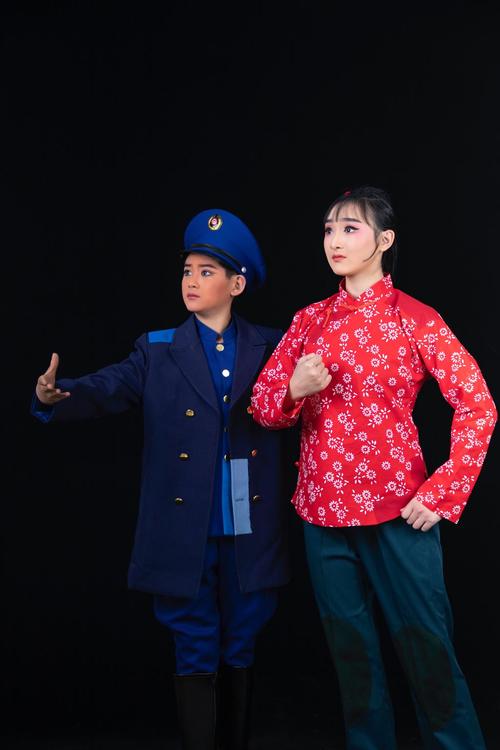红灯照亮前行路 《红灯记》舞台表演实践探微